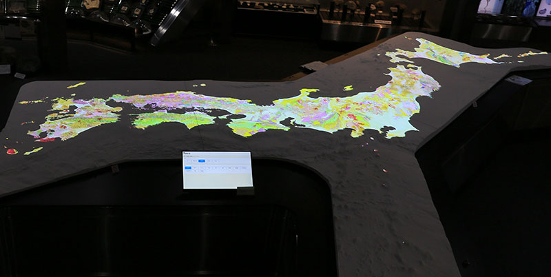 日本列島の大型地質模型（34万分の1）が展示されています。