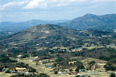 阿武隈山地の斑れい岩からなる山頂群