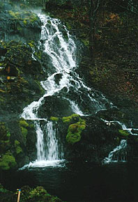 湯の滝　（中川　充 撮影)