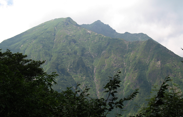 西黒沢からの谷川岳全景．双耳峰で右側がオキの耳（山頂），左側がトマの耳．右手前の尾根は西黒尾根．