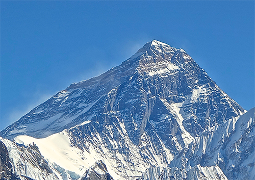 エベレスト山の斜面で縞模様（地層の重なり）を示すテチス海の堆積物