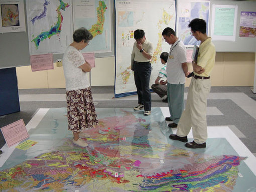 「北海道の地質図展」会場風景