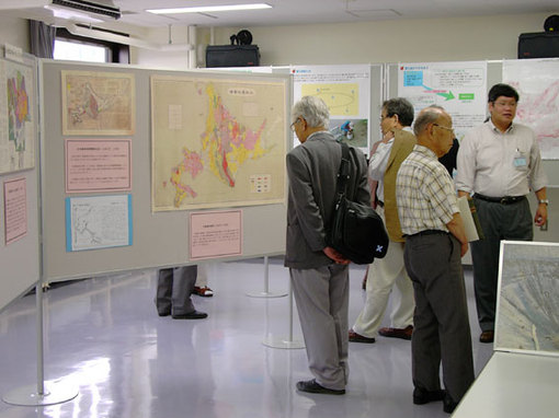 「北海道の地質図展」会場風景