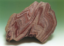 褶曲した紅簾石-石英片岩