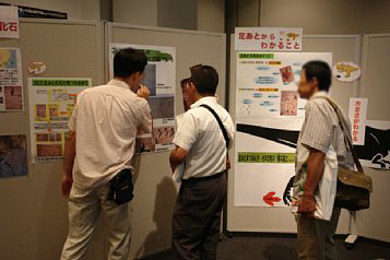 壁に大きく貼られた「恐竜の足あと化石の写真の解説」