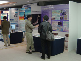 写真：社団法人日本地震学会2003年秋季大会に、ブース出展
