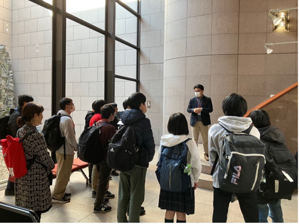 写真1 森田澄人館長の説明を聞く参加者たち