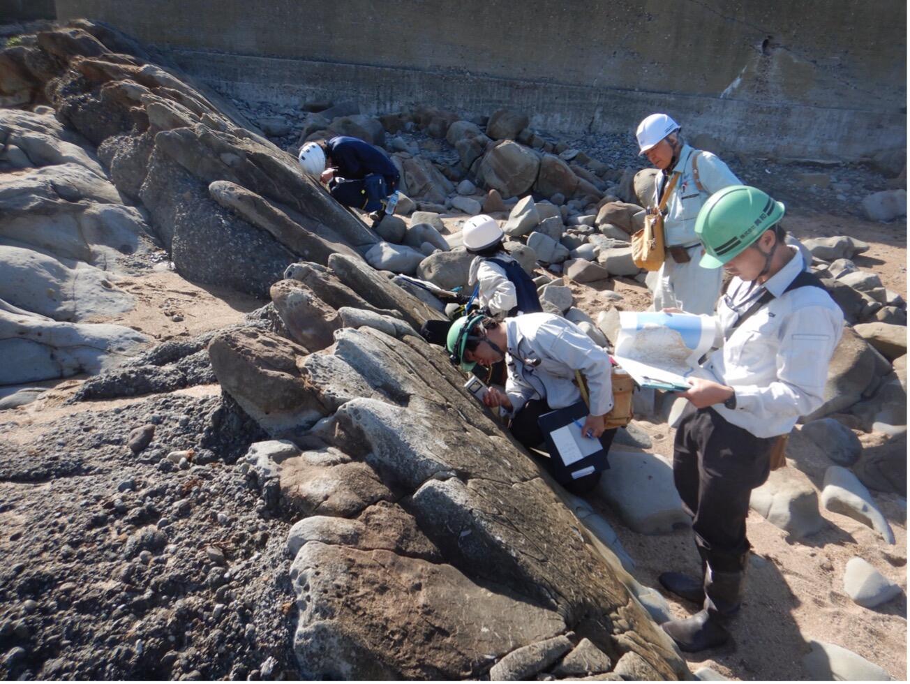 茨城県ひたちなか市の海岸で地層の走向傾斜測定実習の様子