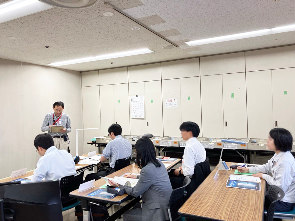 第8回 鉱物肉眼鑑定研修　講義の様子