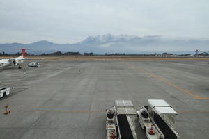 1月27日午前に鹿児島空港からみた新燃岳の噴煙