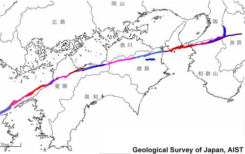 中央構造線活断層系（産総研地質調査総合センター活断層データベース、基図は国土地理院の白地図）