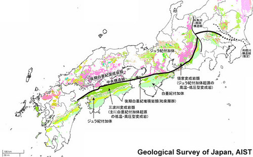 図2 地質境界としての中央構造線とその周囲の地層・岩石（20万分の1日本シームレス地質図より作成、基図は国土地理院の白地図）