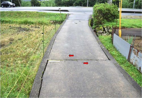 本震の震央付近（地点2：恩鳥）で観察された左横ずれもしくは回転による移動を示すコンクリート道路接合部の開口。