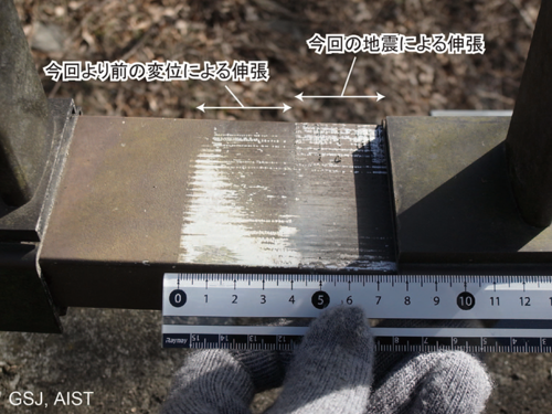 写真2-3：新小山橋の欄干に見られるアルミニウム製伸縮継手の水平伸張によるずれ。変色および擦痕の腐食の違いから、新旧の2時期において変位が生じたことがわかる。（地点2）