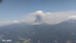 新燃岳の噴煙。（2017年10月12日11時39分頃）