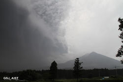 再開した噴火（宮崎県小林市より）。前日で噴火が収まったように思えたが、14日午前8時23分から噴火が再開し、噴煙高度は2300mに達し、11日から始まった一連の噴火の中で最も高く上がった。（2017年10月14日10時35分）