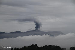 鹿児島空港から見た噴煙。気象庁発表によると、朝からの噴火は14時20分に停止したが、15時05分から再開した。（2017年10月14日15時12分頃）