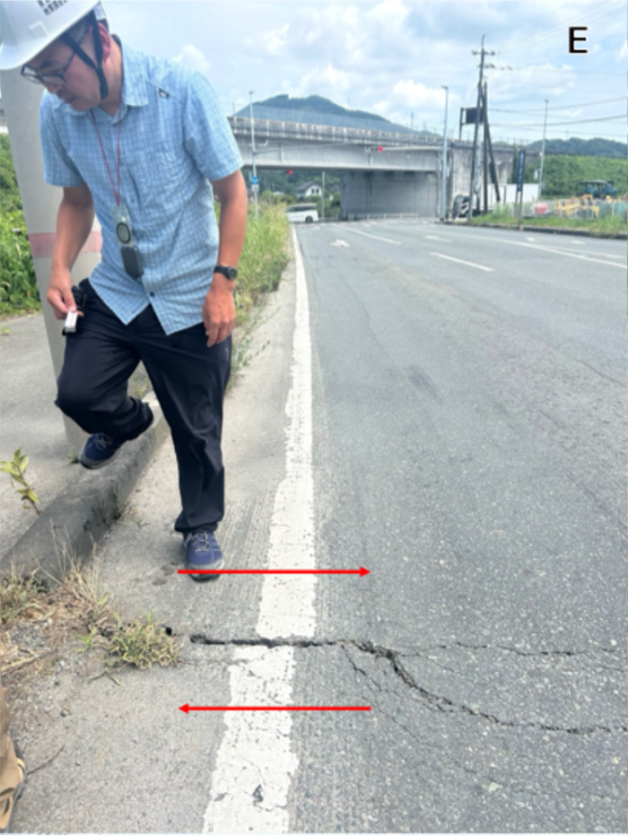 写真1
熊本県上益城郡御船町の舗装道路に見られる右横ずれ変位。道路の白線を基準にした時の右横ずれ変位量は6cm。写真は東方向に向かって撮影。赤矢印は変位センスを表す。(2026年7月30日撮影)