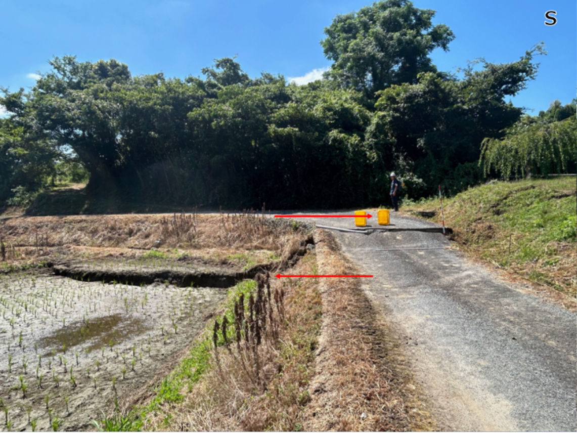 写真4
熊本県宇城市豊野町下郷の水田〜舗装道路に見られる右横ずれ変位。舗装道路西端を基準にした時の右横ずれ変位量は43cm、上下ずれ変位量は39cm北西低下。写真は南方向に向かって撮影。 (2026年8月1日撮影)