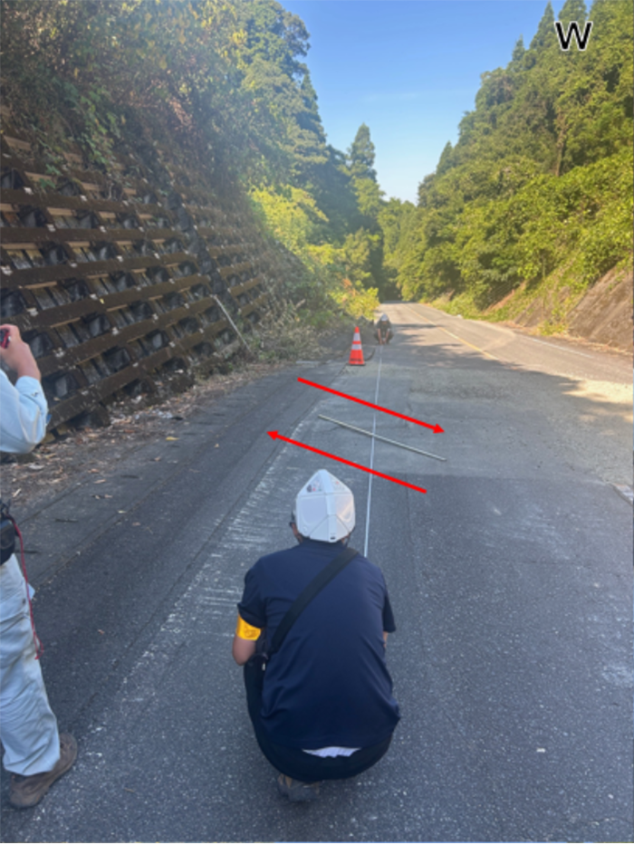 写真5
熊本県宇城市豊野町の娑婆神峠の舗装道路に見られる右横ずれ変位。道路の白線を基準にした時の右横ずれ変位量は98cm。写真は西方向に向かって撮影。 (2026年8月1日撮影)