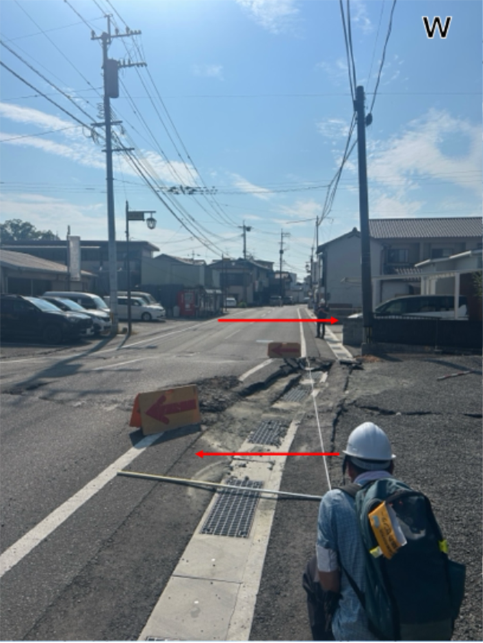 写真8 熊本県八代郡氷川町宮原の舗装道路に見られる右横ずれ変位。道路の白線を基準にした時の右横ずれ変位量は184cm、上下ずれ変位は西低下。写真は西方向に向かって撮影。 (2026年8月2日撮影)