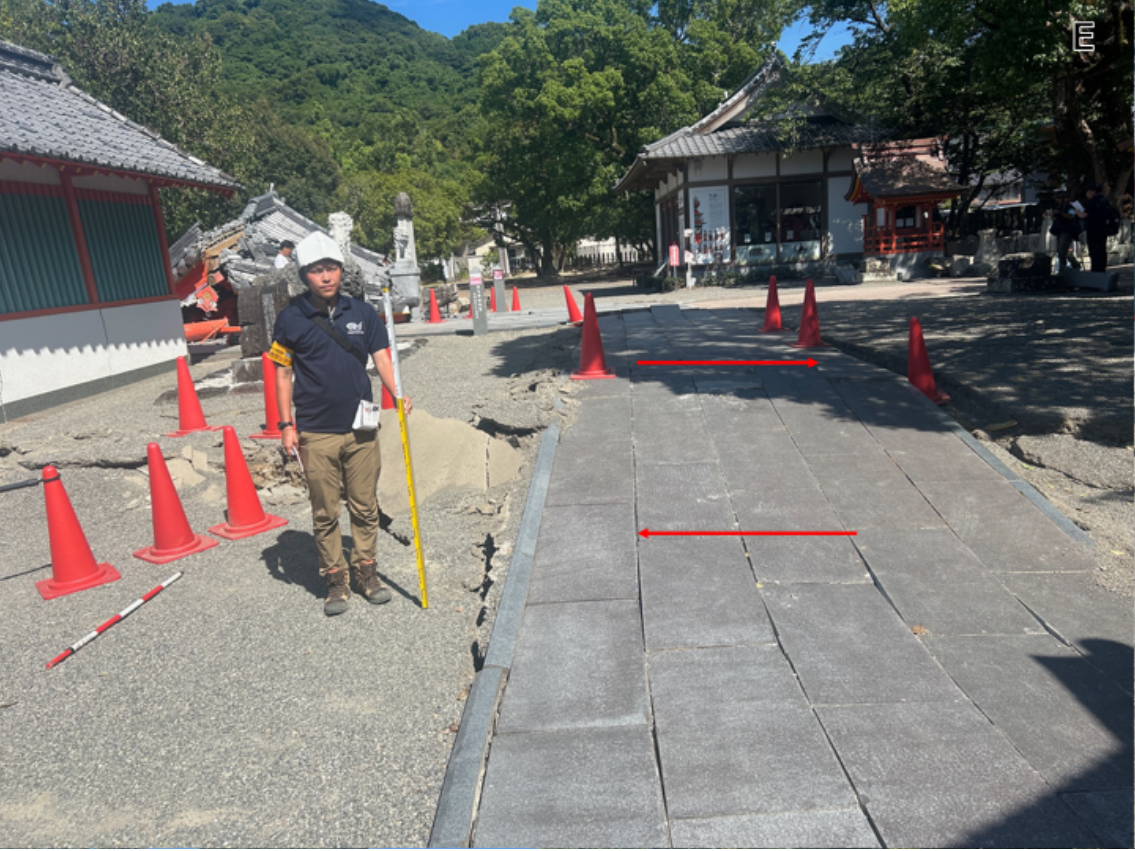写真12 熊本県八代市妙見町の八代神社境内に見られる右横ずれ変位。境内の歩道を基準にした時の右横ずれ変位量は95cm。上下ずれ変位量は39cm西低下。写真は東方向に向かって撮影。 (2026年7月31日撮影)