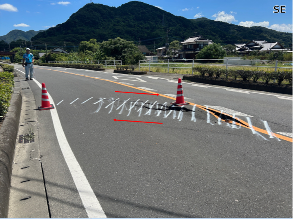 写真14
熊本県八代市豊原上町の舗装道路に見られる右横ずれ変位。道路の白線を基準にした時の右横ずれ変位量は17cm。上下ずれ変位は北東低下。写真は南東方向に向かって撮影。 (2026年7月31日撮影)