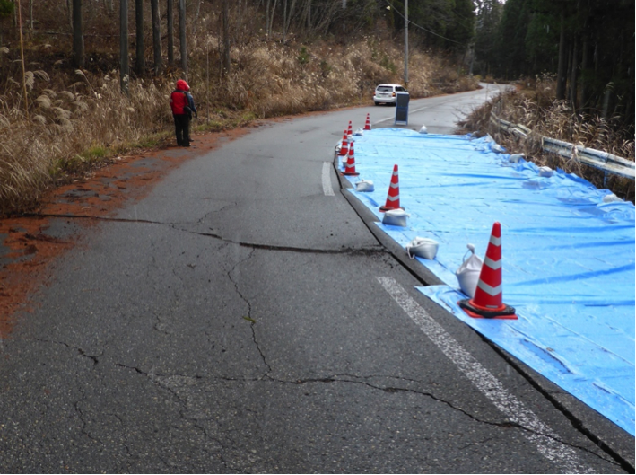 写真15 　倉集落南，小谷—中山断層付近の地すべりに伴い舗装道路に生じた開口亀裂