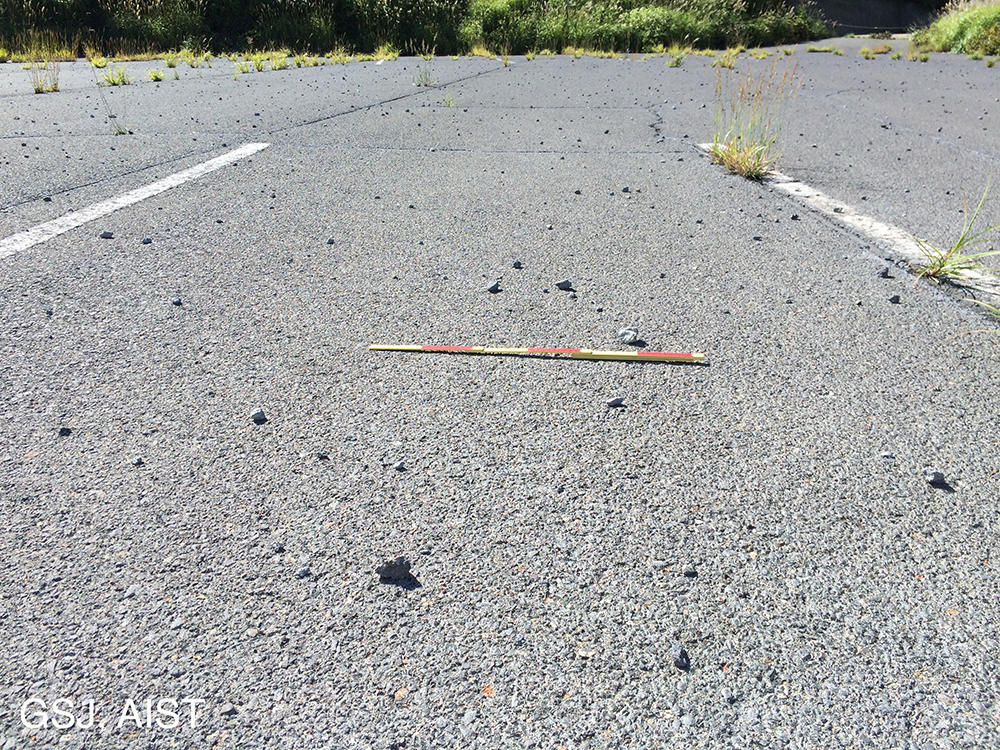 駐車場にちらばる火山礫(10月10日撮影、熊本県阿蘇市仙酔峡)。