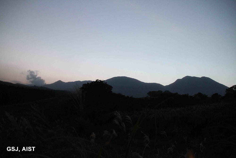 夷守台（宮崎県小林市）東方より見た霧島連山。左端に新燃岳の噴煙。 （2017年10月12日18時16分頃）
