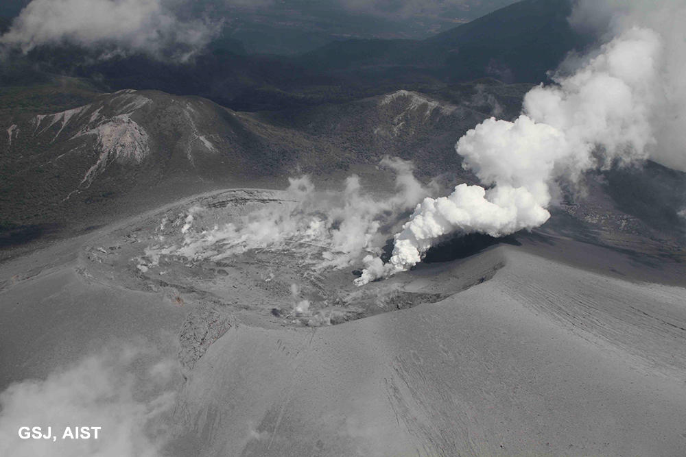 セスナ機より見た新燃岳火口。白色噴煙のみでこの日はほとんど火山灰放出がなかった。 （2017年10月13日11時00分〜11時12分）
