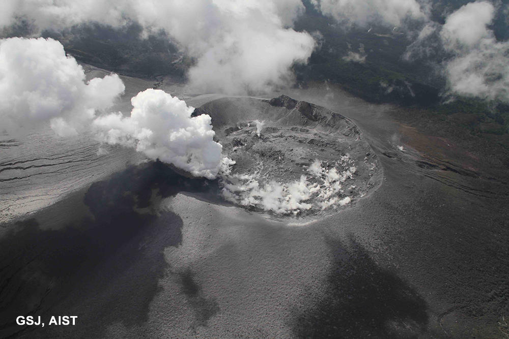 セスナ機より見た新燃岳火口。白色噴煙のみでこの日はほとんど火山灰放出がなかった。 （2017年10月13日11時00分〜11時12分）