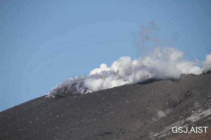 2018年3月9日15時56分　霧島山新燃岳の北西側火口縁の溶岩流。（火口南西約3km；新湯展望台より）