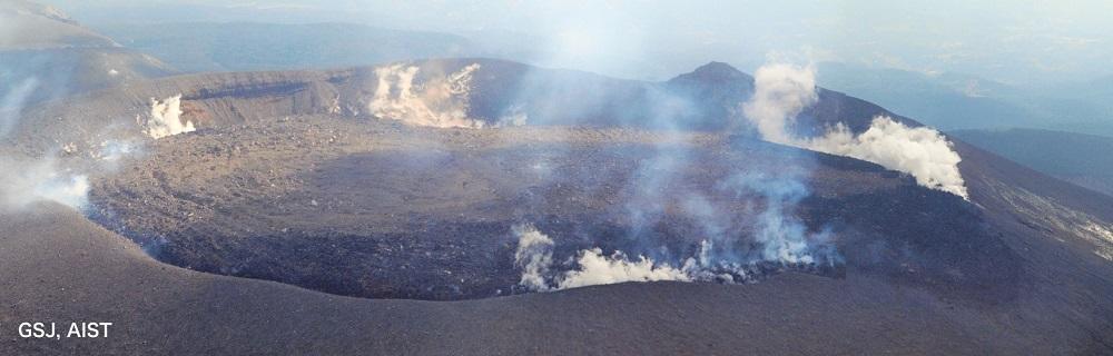 3月14日　火山ガス観測と並行し火口内を観測。火口内の溶岩の上に大きな投出岩塊がのる。（霧島山新燃岳北側上空より）