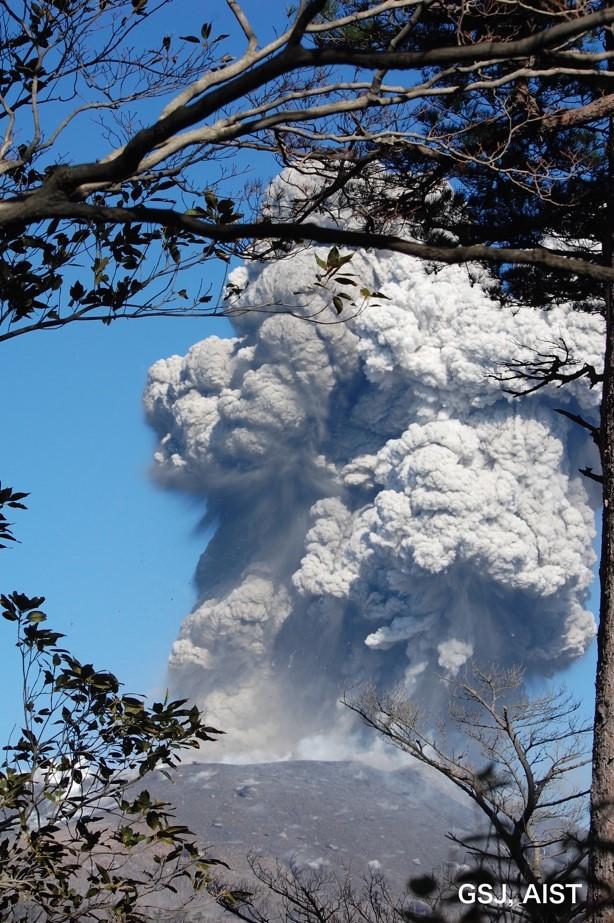 15時58分の爆発的噴火（火口南西約3km；新湯展望台より）