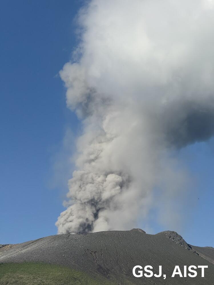 Eruption plume from Shinmoe-dake. Photographed at around 17:37 on 28 June 2025.