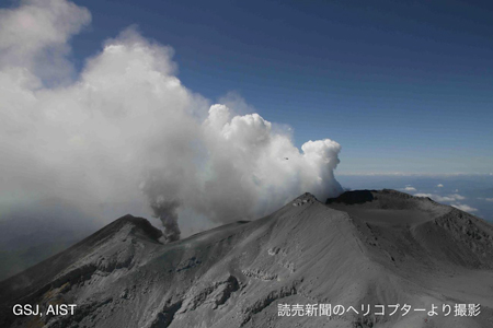 図2-B　9月28日11:12撮影：北方上空より見た噴煙活動。手前のピークが剣ケ峰山頂。