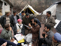 2005年パキスタン地震に関する緊急調査の様子