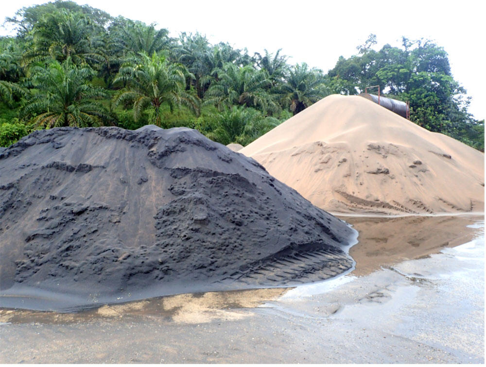 タイの錫鉱床の尾鉱より回収された重鉱物（左）と残りの鉱物（右）