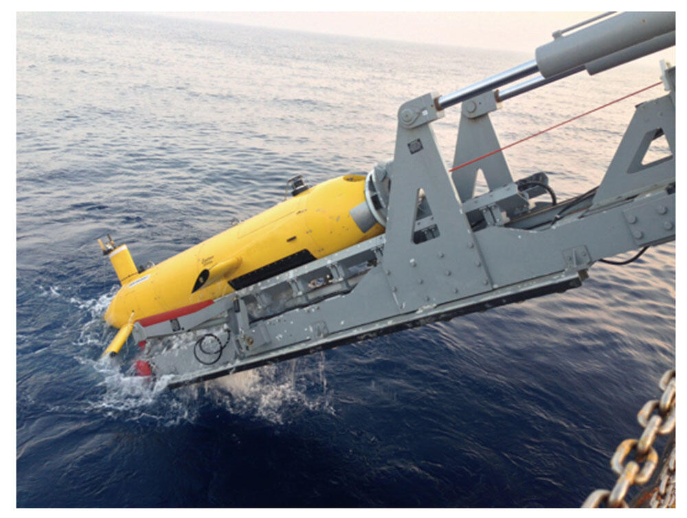 AUV（自律型無人潜水機）を用いた精密海底地形及び地下構造探査