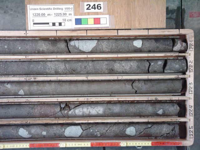 1220-1225m-r
