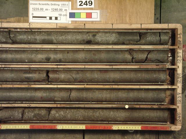 1235-1240m-r