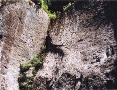 阿武隈花崗岩に彫られた麿崖仏