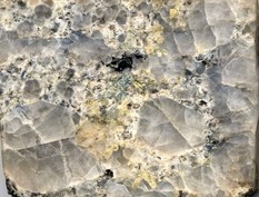 玉山金鉱床産、白雲母 － カリウム長石含有ペグマタイト質鉱石