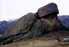 モンゴル国中生代ゴルヒ花崗岩の露頭