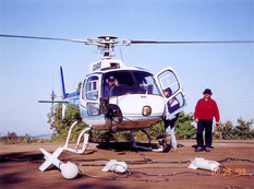 オーストリア地質調査所 (GBA) によるイタリアのベスビオ火山での空中物理探査に向かう探査用ヘリコプター  (AS350、イタリア・イカロス社所有)