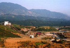 北部ベトナムのシンクエン銅鉱山付近の断層帯風景
