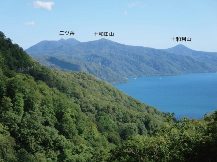 御鼻部山付近から望む十和田湖と2 ～ 1.6 Ma の安山岩溶岩ドーム群