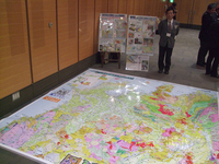 シームレス地質図床貼り展示の様子
