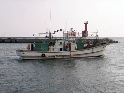 能登半島の調査に用いた船。漁船に調査機器やGPS等を装備している。